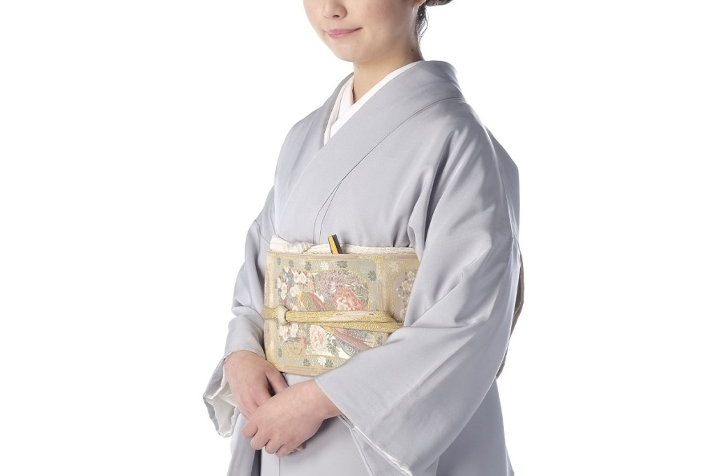 水色の色留袖を着た女性