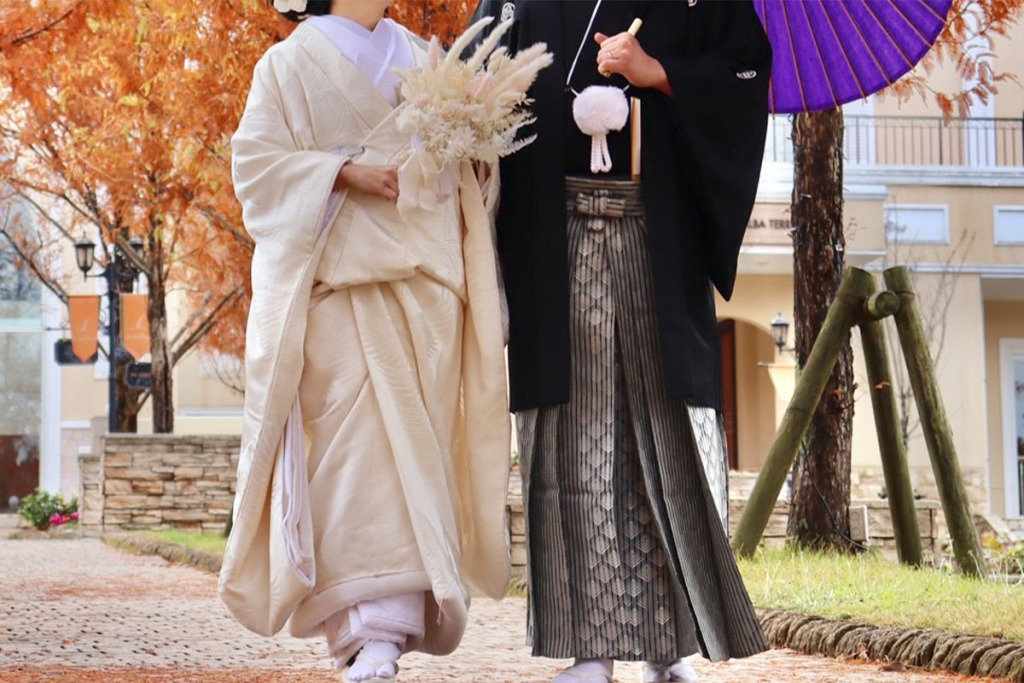 白無垢を着た女性と黒紋付羽織袴を着た男性