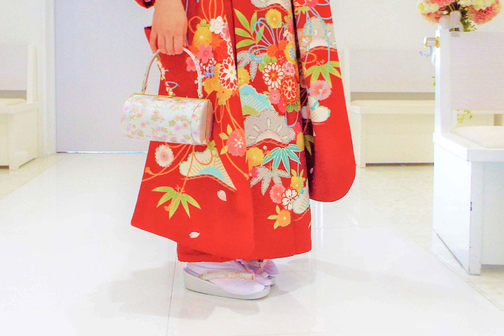 教会で赤い振袖を着た女性