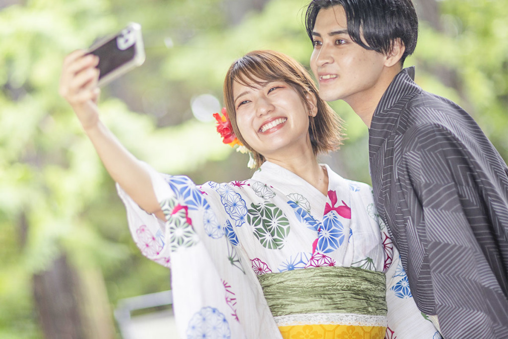 浴衣で自撮りをする男女