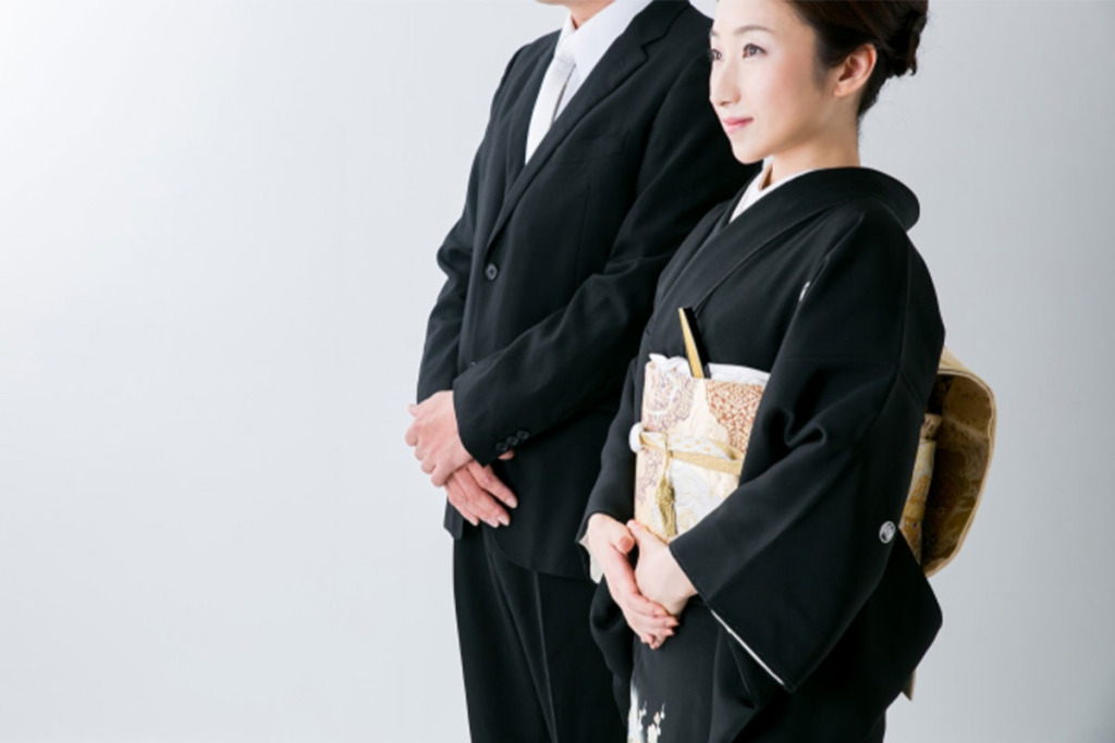 黒留袖を着た女性とモーニングを着た男性