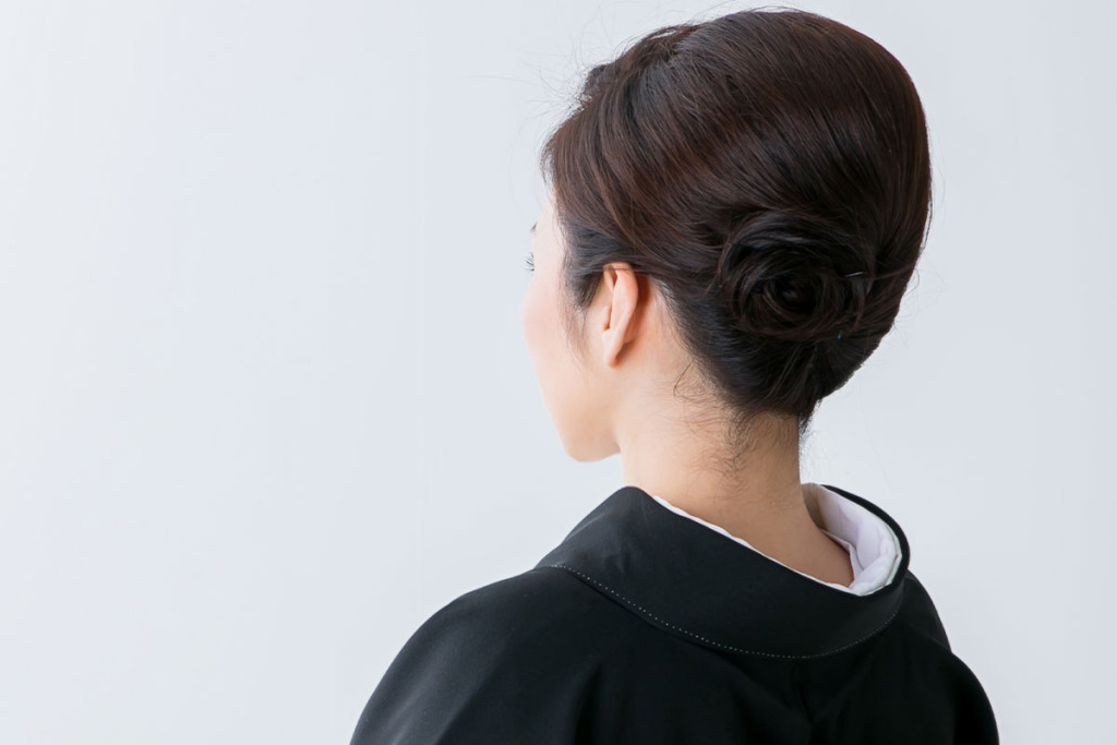 襟足の処理をしてアップスタイルの黒留袖の女性