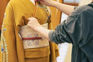 着付けをする女性