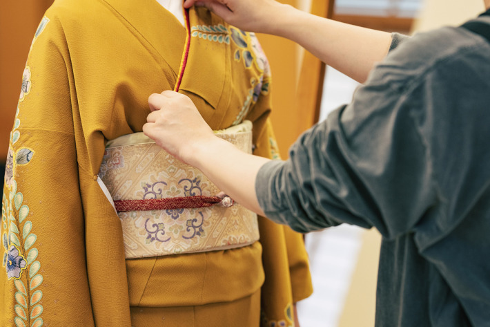 着付けをする女性