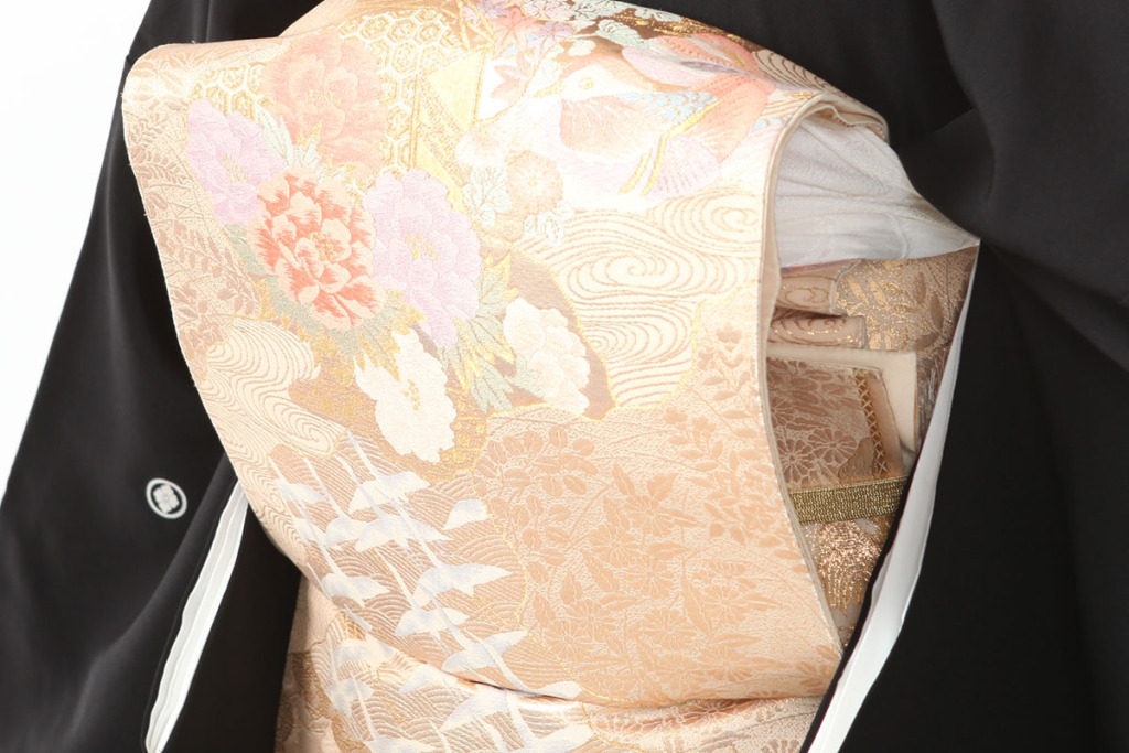 おめでたい模様の上品な袋帯です。 黒留袖や色留袖にもご着用できます。 おめでたい模様の上品な袋帯です。 黒留袖や色留袖にもご着用できます