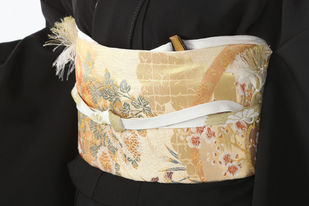 金色の袋帯を締めた黒留袖