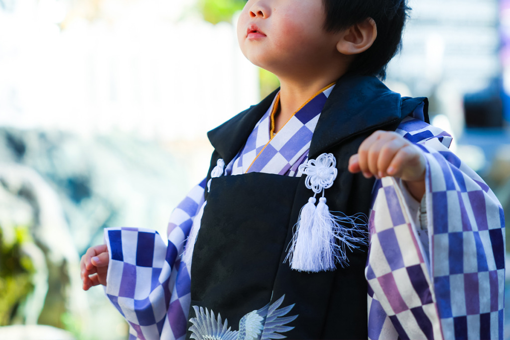 紫色の被布を着た男の子