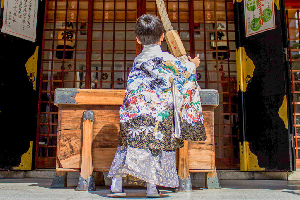 羽織袴を着て七五三のお参りをする男の子