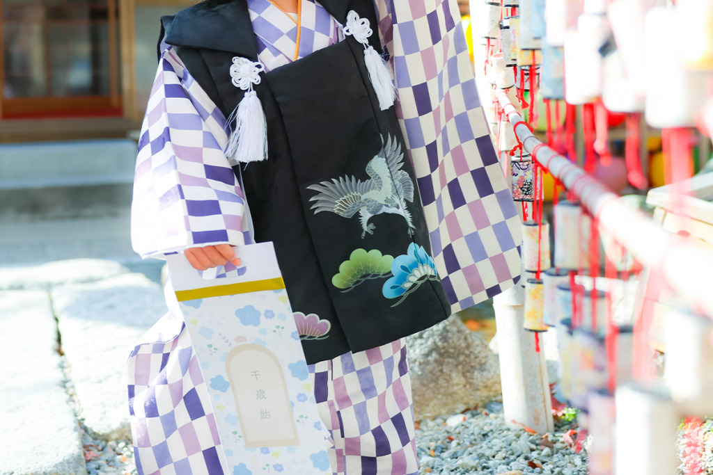 紫色の被布を着た男の子