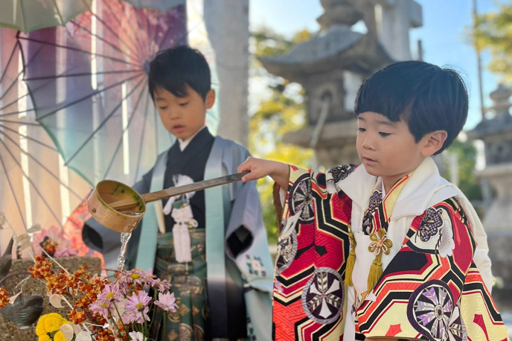 羽織袴を着た男の子と被布着物を着た男の子