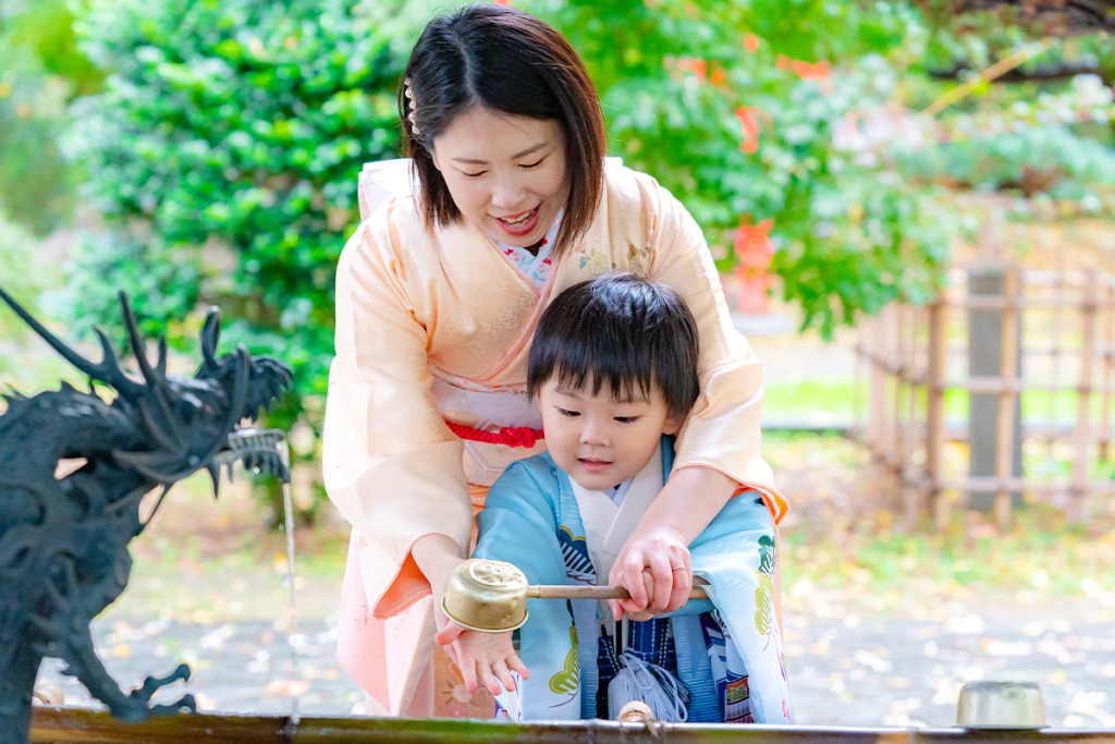 羽織袴を着た男の子と着物を着た女性