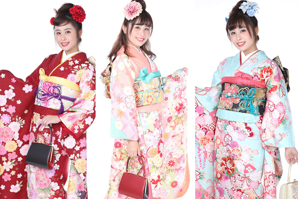 赤い振袖を着た女性とピンクの振袖を着た女性と水色の振袖を着た女性