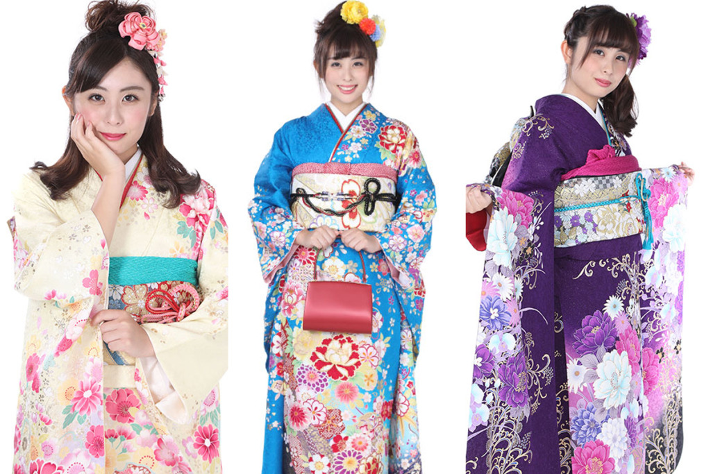 クリーム色の振り袖を着た女性と青緑色の振袖を着た女性と濃い紫色の振袖を着た女性