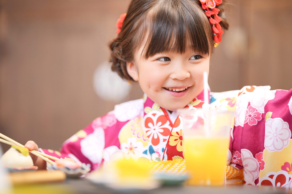 七五三のお食事をする女の子