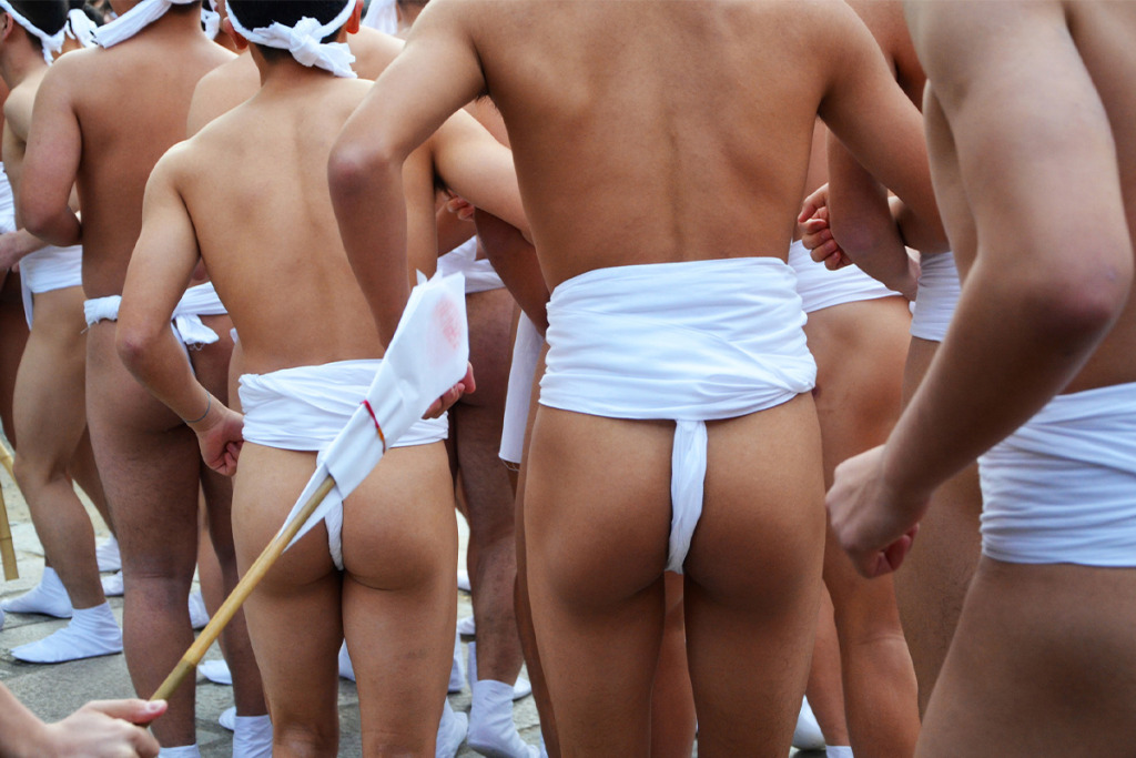 白い褌(ふんどし)をした男性