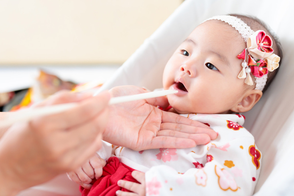 百日祝いの袴ロンパースを着た女の子