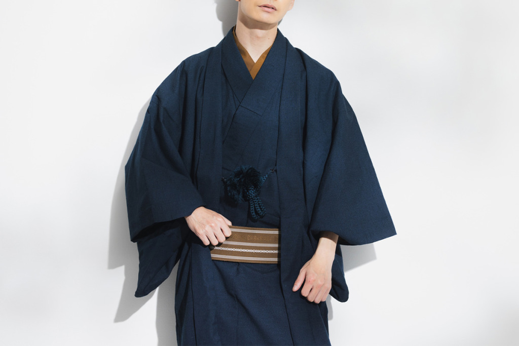 紺色の着物を着た男性