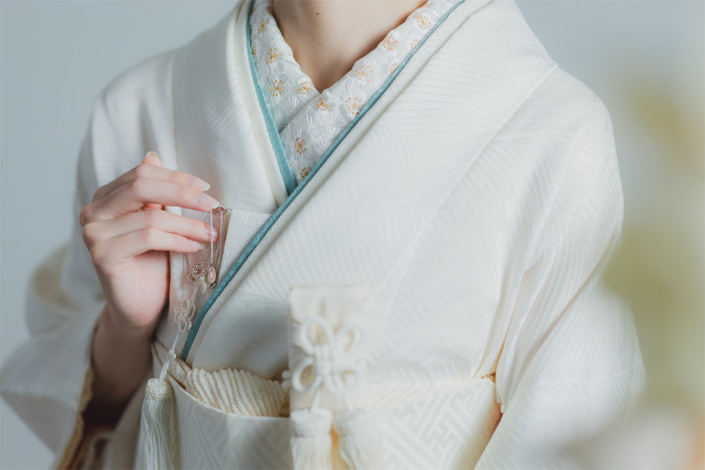 右前で着付けた着物を着た女性