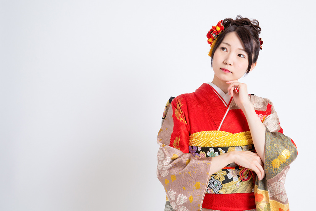 赤い振袖を着た女性