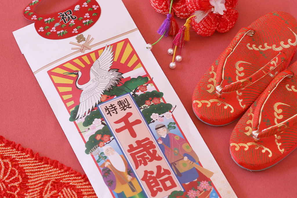 鶴た松竹梅が描かれた千歳飴の袋