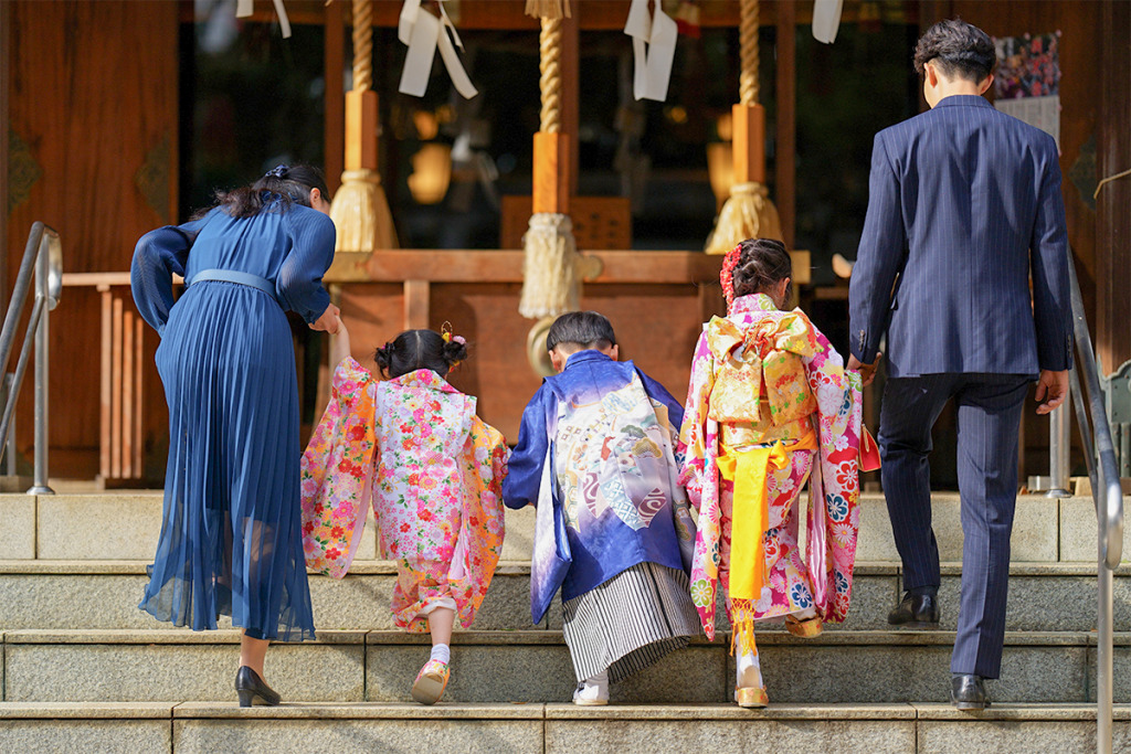 着物を着て七五三のお参りをする家族
