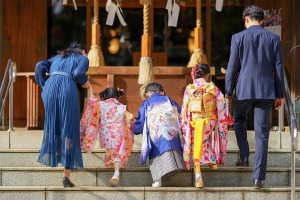 着物を着て七五三のお参りをする家族