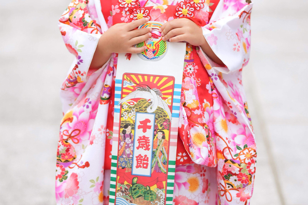 千歳飴をもった女の子