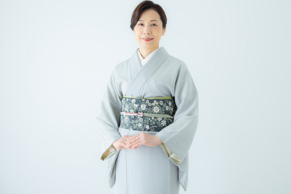 万筋の江戸小紋を着た女性