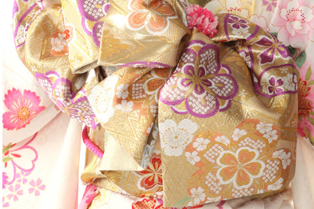 帯もゴールドにパステルカラーの鳥襷の袋帯