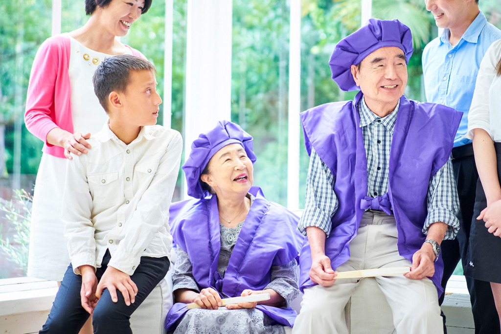 紫色のちゃんちゃんこを着た男性と女性