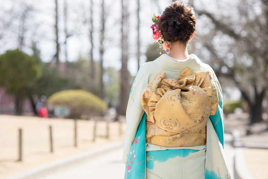 振袖を着た女性の後ろ姿