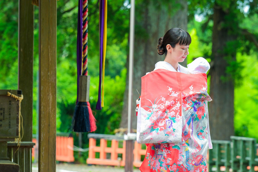 赤い産着を着た女性