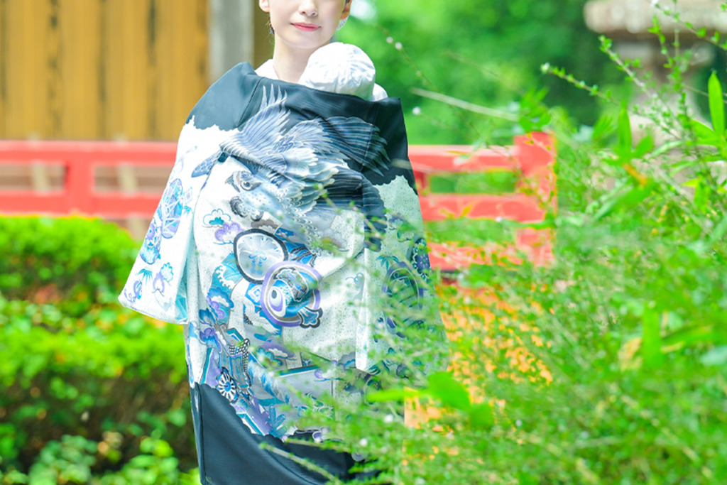 黒い産着を着た女性
