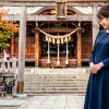 紺色のワンピースを着た女性