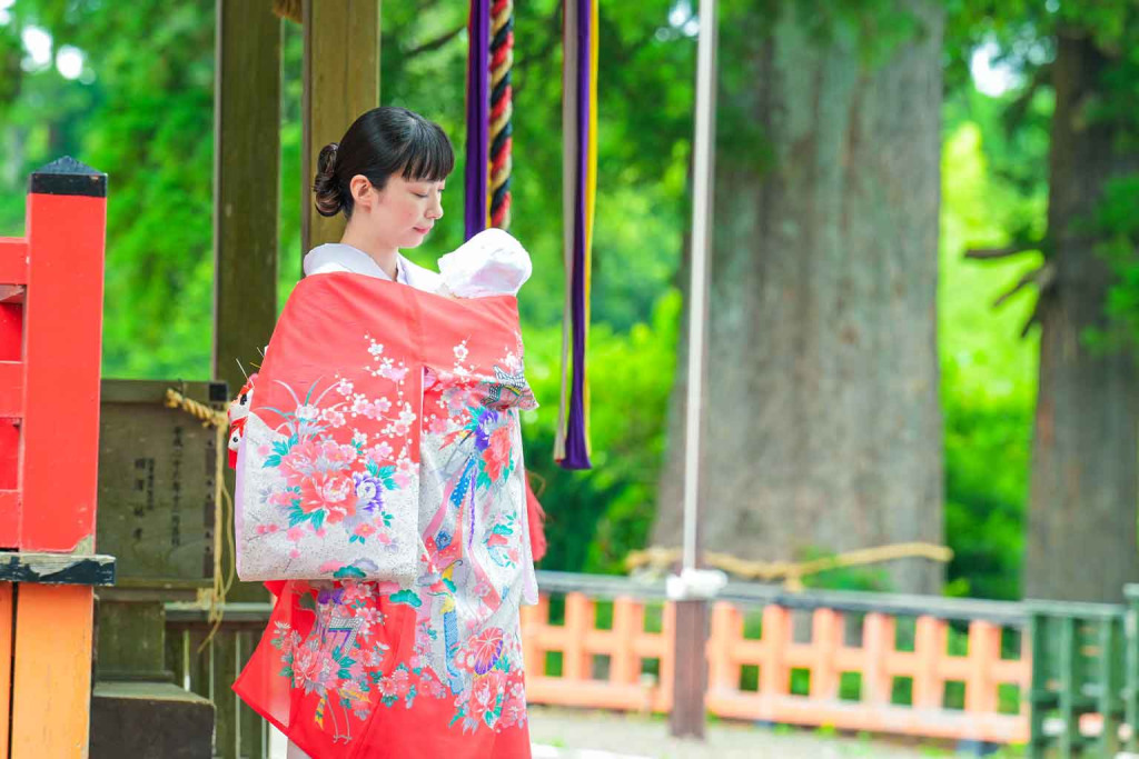夏のお宮参りのママの服装