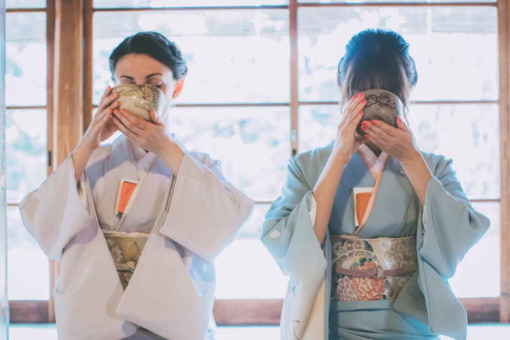 茶道で訪問着を着た女性